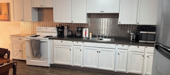 Charming 3-bedroom house plus bonus office/room in delightful Clarksburg with AC