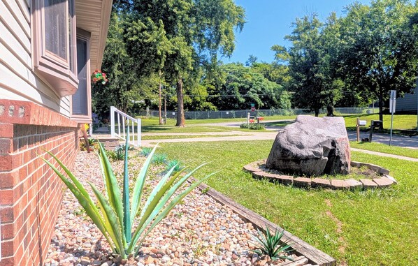 Property grounds - 5 bedrooms 2 baths walking distance to State Fair (Des Moines)