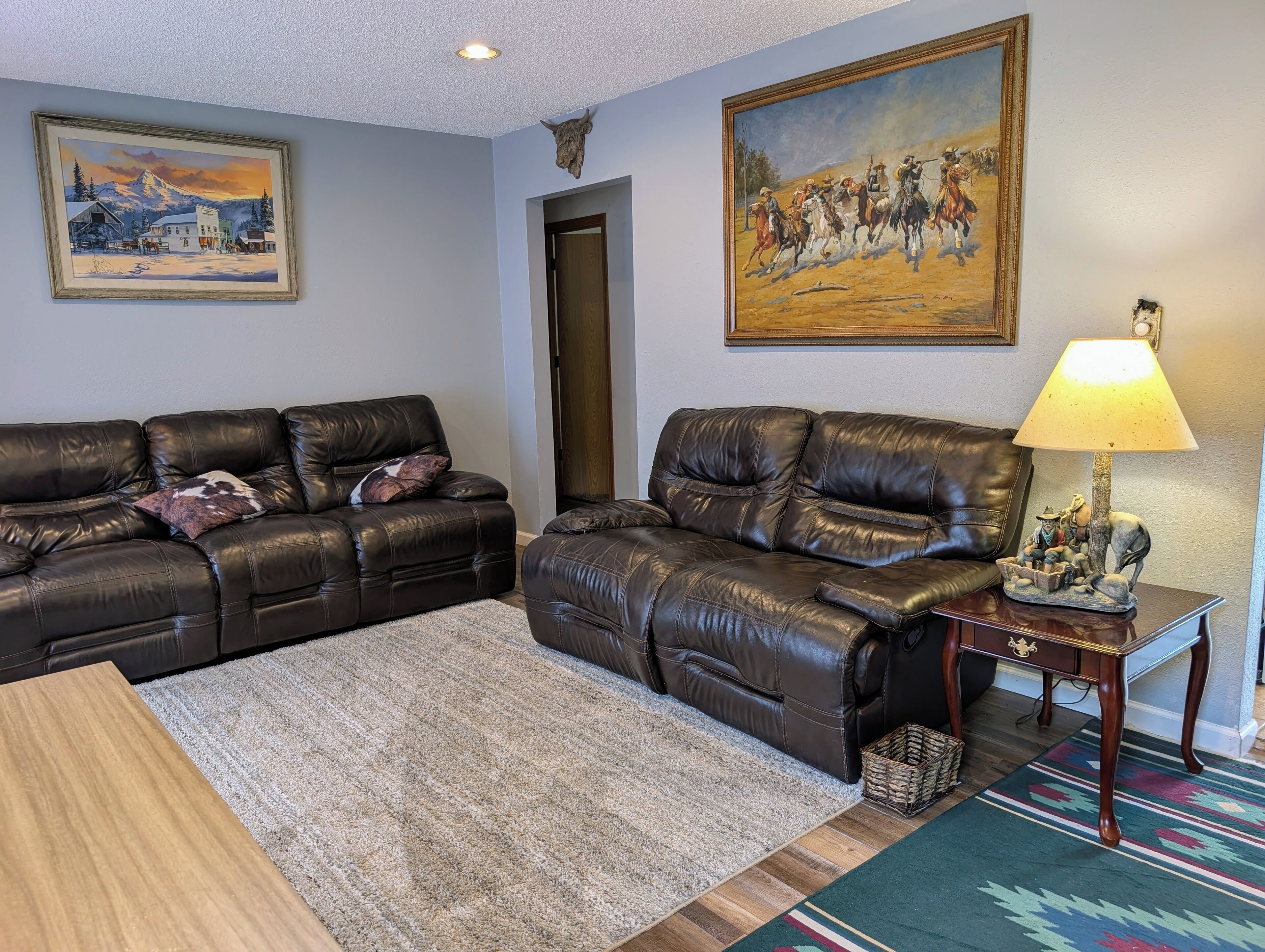 Een smart-tv en boeken