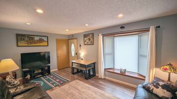 Een smart-tv en boeken