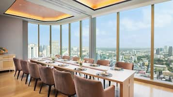 3 من المطاعم، حيث تُقدم وجبات الإفطار، الغداء، العشاء، الأطباق اليابانية