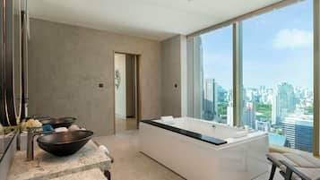 Seprai katun Mesir, seprai premium, minibar gratis, dan brankas