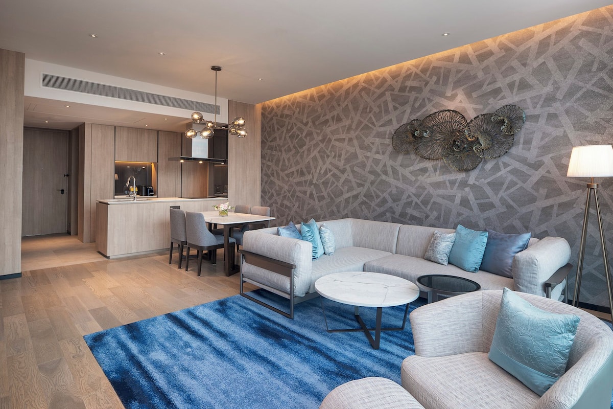 Deluxe Room, 2 Bedrooms, City View | Living area