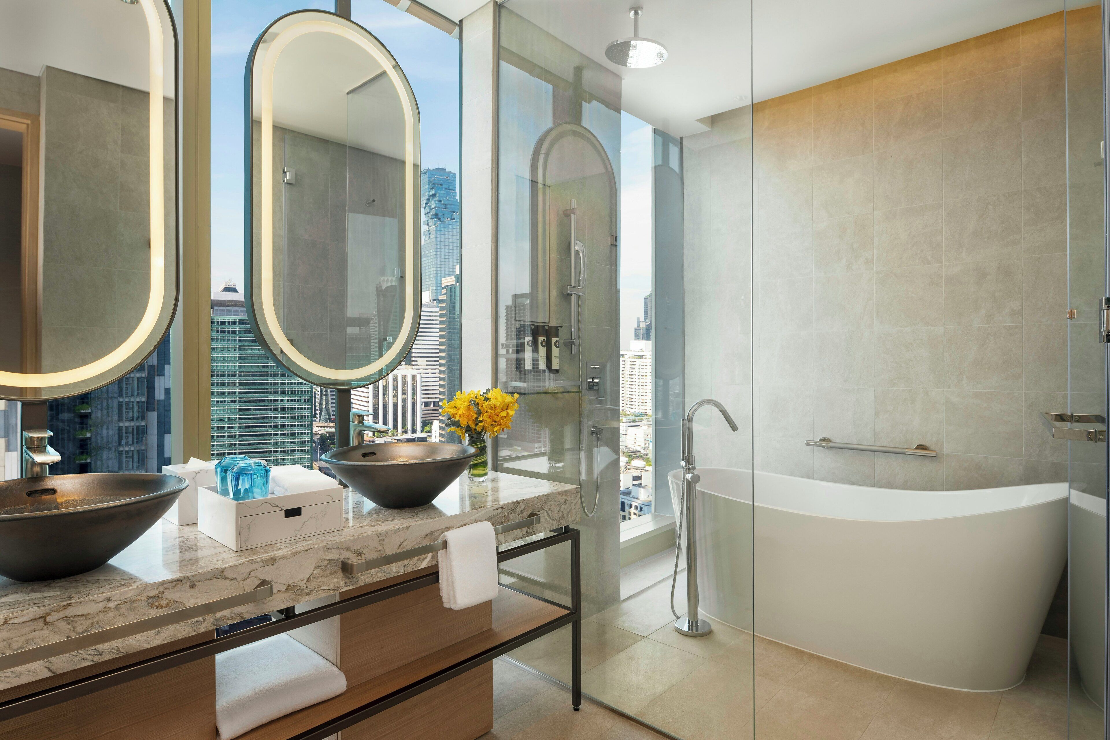 Combined shower/bathtub, free toiletries, hair dryer, slippers