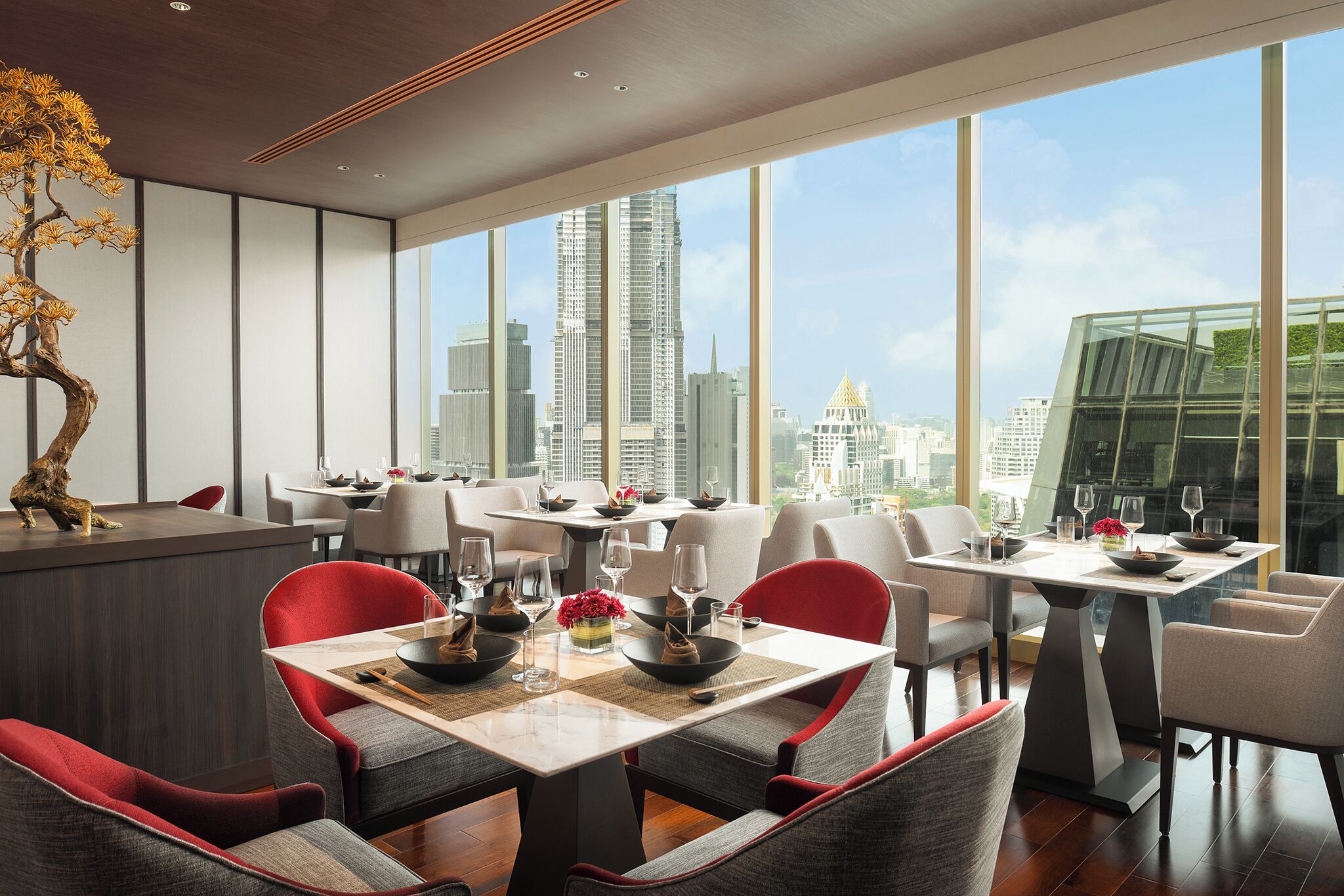 3 restaurants, breakfast, lunch, dinner served; Japanese cuisine 