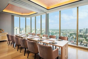 3 nhà hàng, phục vụ bữa sáng, bữa trưa, bữa tối, món Nhật Bản 