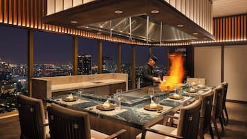 3 من المطاعم، حيث تُقدم وجبات الإفطار، الغداء، العشاء، الأطباق اليابانية