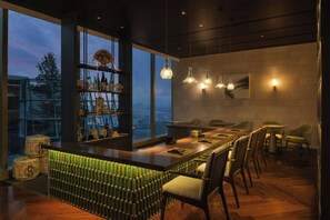 2 quầy bar/khu lounge, bar ở tầng thượng 