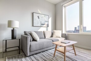 Een televisie en een stereo