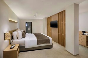 Classic Room, 1 King Bed (View) | Bathroom