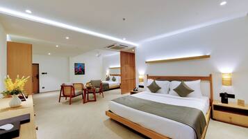 Hazel Suite, 1 King Bed & 1 Queen Bed | Una cassaforte in camera, una scrivania, postazione laptop