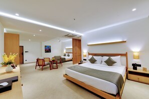 Hazel Suite, 1 King Bed & 1 Queen Bed | Safe på rommet, skrivebord og skrivebord for bærbar PC