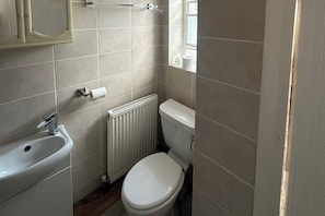 Douche, sèche-cheveux, serviettes fournies