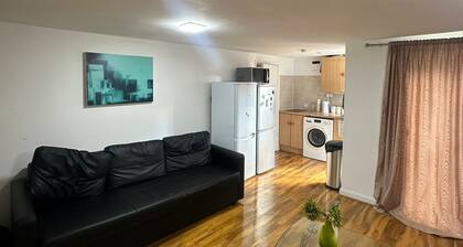 Cozy 1 Bed Apt Sleeps 4 with Garden Views