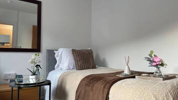 10 bedrooms, WiFi, bed sheets