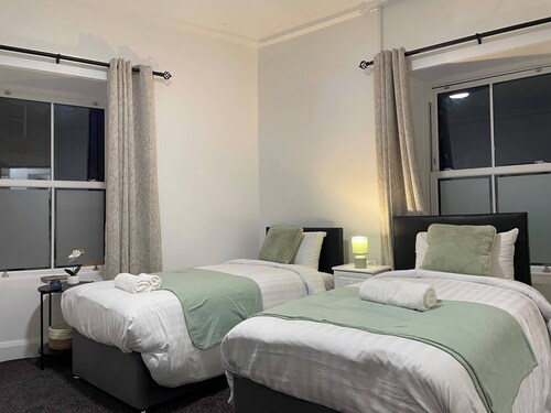 10 Bed Flat - Sleeps 20 - Pets - Parking - Wifi