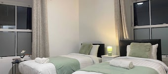 10 Bed Flat - Sleeps 20 - Pets - Parking - Wifi