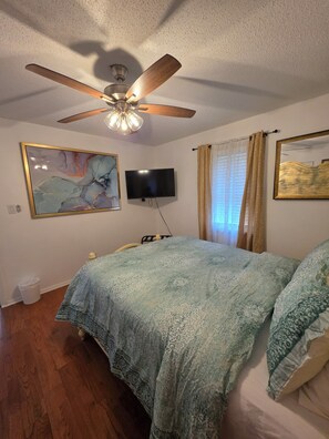 4 bedrooms, iron/ironing board, WiFi, bed sheets