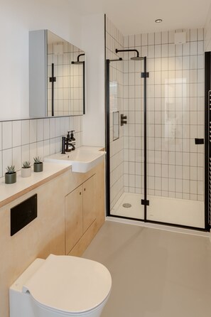 Douche, sèche-cheveux, serviettes fournies