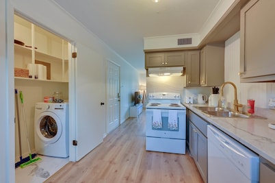 The Homestead | Luxury-Cozy 2BR Apartments Near SFA & Historic Downtown Nacogdoc