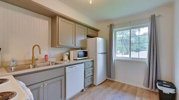 冰箱、微波炉、烤箱、炉灶