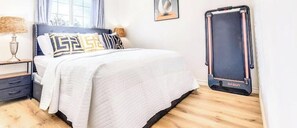 2 soverom, skrivebord, strykejern/-brett og wi-fi