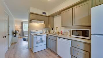 Frigorífic, microones, forn i placa de cuina