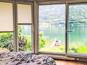 3 bedrooms, desk, internet