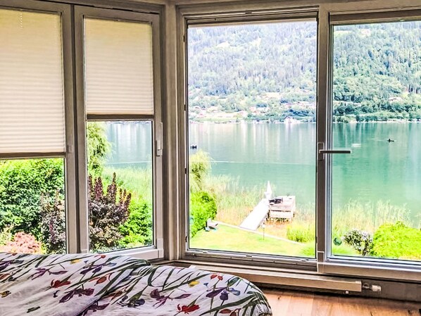 3 bedrooms, desk, internet