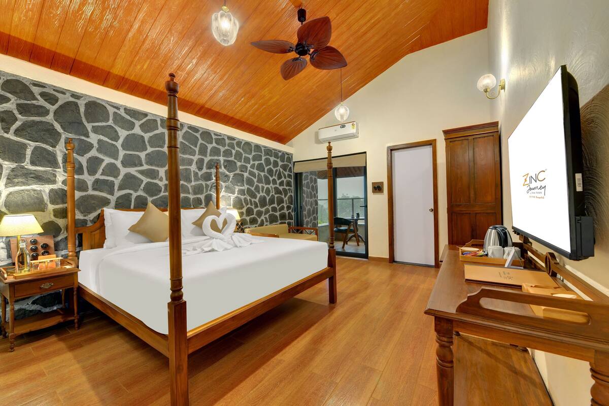 Standard Double Room, Mountain View | Iron/ironing board