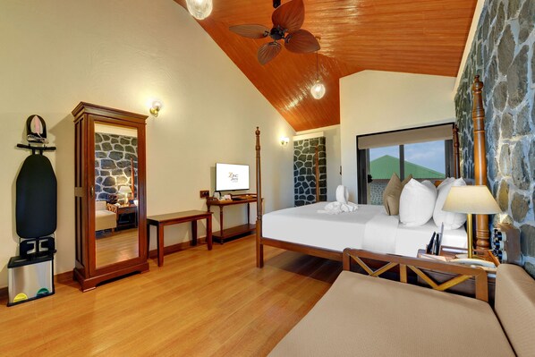 Luxury Double Room, Mountain View | Iron/ironing board