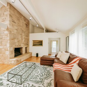 TV connectée, cheminée, livres