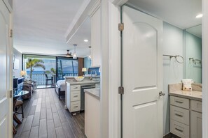 Tabla de planchar con plancha, wifi gratis y ropa de cama