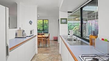 ثلاجة، ميكروويف، فرن، موقد طهي مسطح