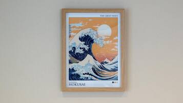 Une œuvre d’art encadrée représentant « La Grande Vague » de Katsushika Hokusai.