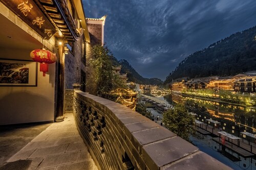 Fenghuang Yiquan River View B&B