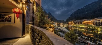 Fenghuang Yiquan River View B&B