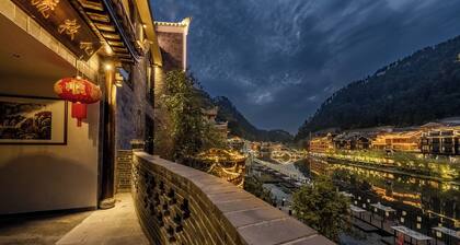 Fenghuang Yiquan River View B&B