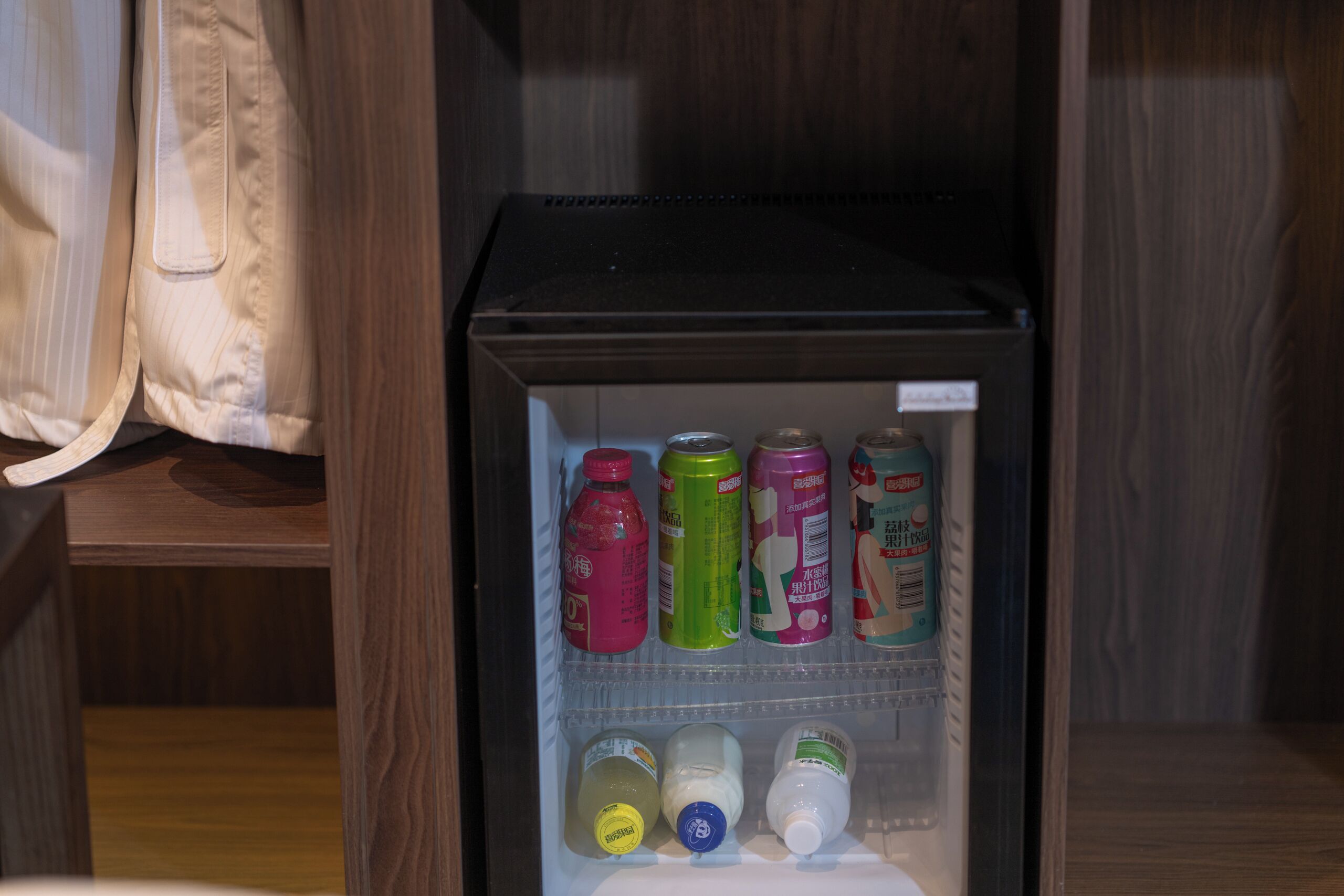 Un refrigerador lleno de bebidas y cartones de leche.