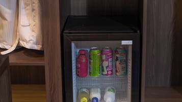 Un refrigerador lleno de bebidas y cartones de leche.