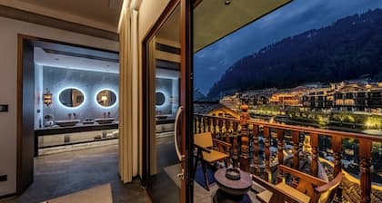 Fenghuang Yiquan River View B&B