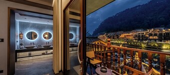 Fenghuang Yiquan River View B&B