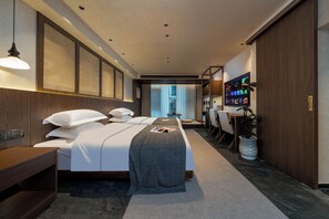 Minibar, desk, laptop workspace, blackout curtains - Fenghuang Yiquan River View B&B (Xiangxi)