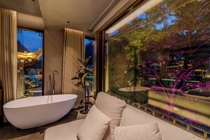 Double Room | Minibar, blackout drapes, soundproofing, iron/ironing board