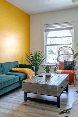 Living area - Jungle House Boutique Residences – Downtown Columbus & Short North (Columbus)