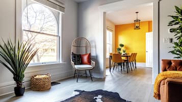 Familie huis, 4 slaapkamers, huisdieren toegestaan | Woonruimte | Een 55-inch smart-tv met digitale zenders, Netflix en Hulu