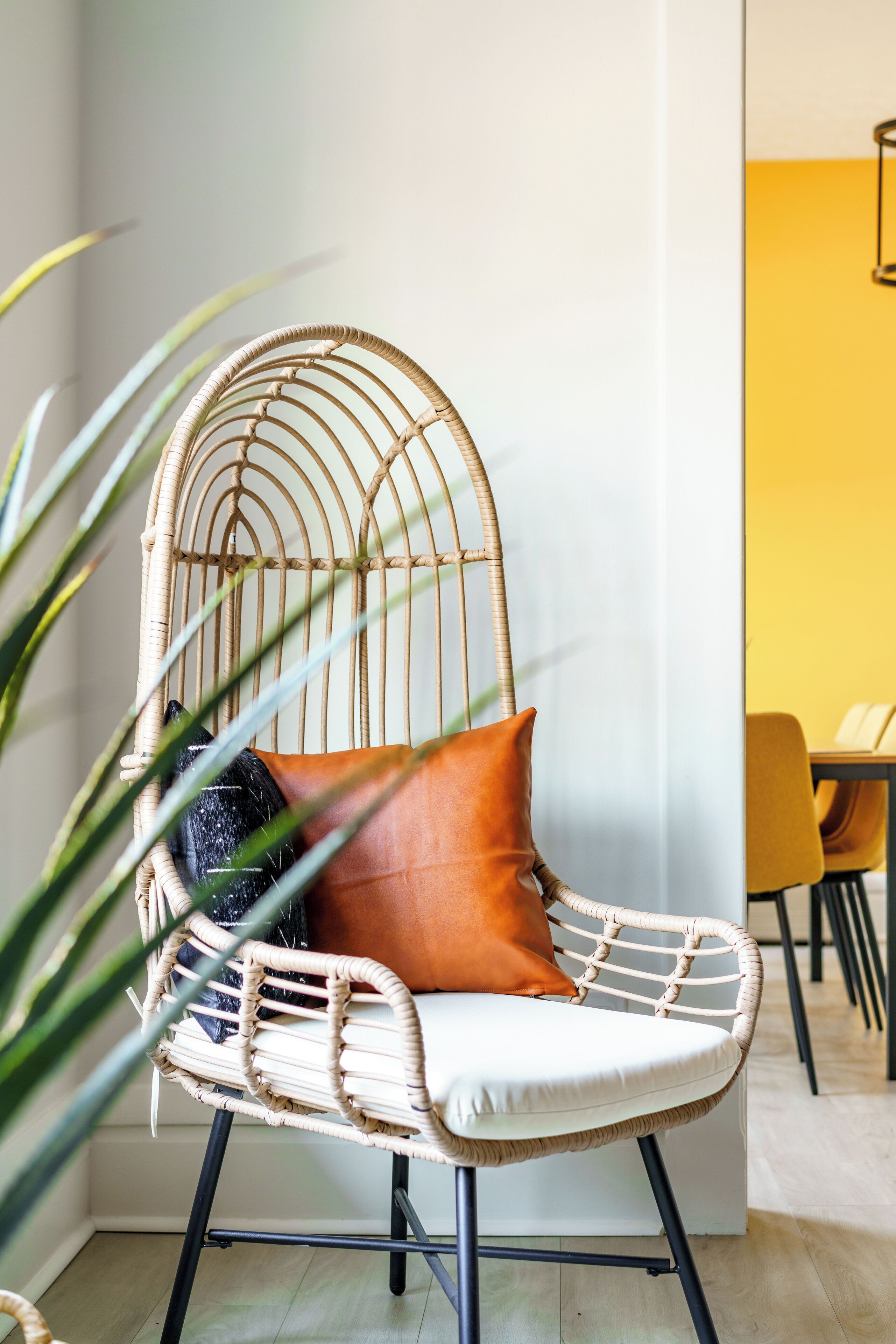 Casa familiar, 4 habitaciones, se aceptan mascotas | Área de sala de estar | Smart TV de 55 pulgadas con canales digitales, Netflix y Hulu 