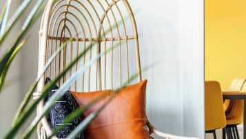 Casa familiar, 4 habitaciones, se aceptan mascotas | Área de sala de estar | Smart TV de 55 pulgadas con canales digitales, Netflix y Hulu