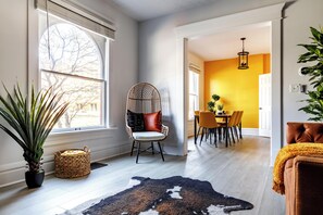 Maison familiale, 4 chambres, animaux de compagnie acceptés | Aire de séjour | Téléviseur connecté de 55 po avec télévision numérique, Netflix, Hulu