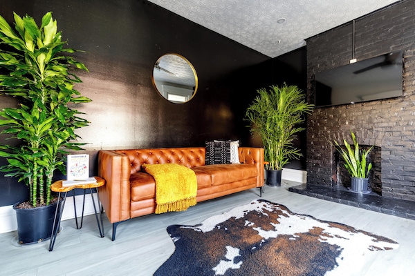 Casa familiar, 4 habitaciones, Se admiten mascotas | Zona de estar | Smart TV de 55 pulgadas con canales digitales, además de Netflix, Hulu